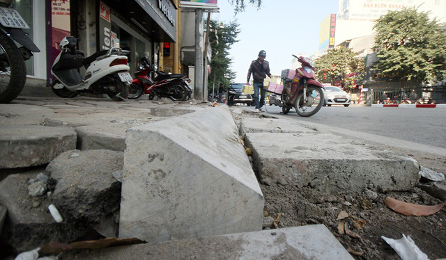 Hè phố Hà Nội ngổn ngang vì đá lát bền 70 năm